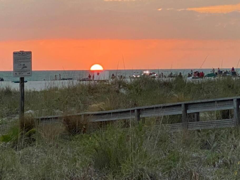 Beachfront Condo On Quiet Treasure Island- 1 Bed St. Pete Beach Buitenkant foto