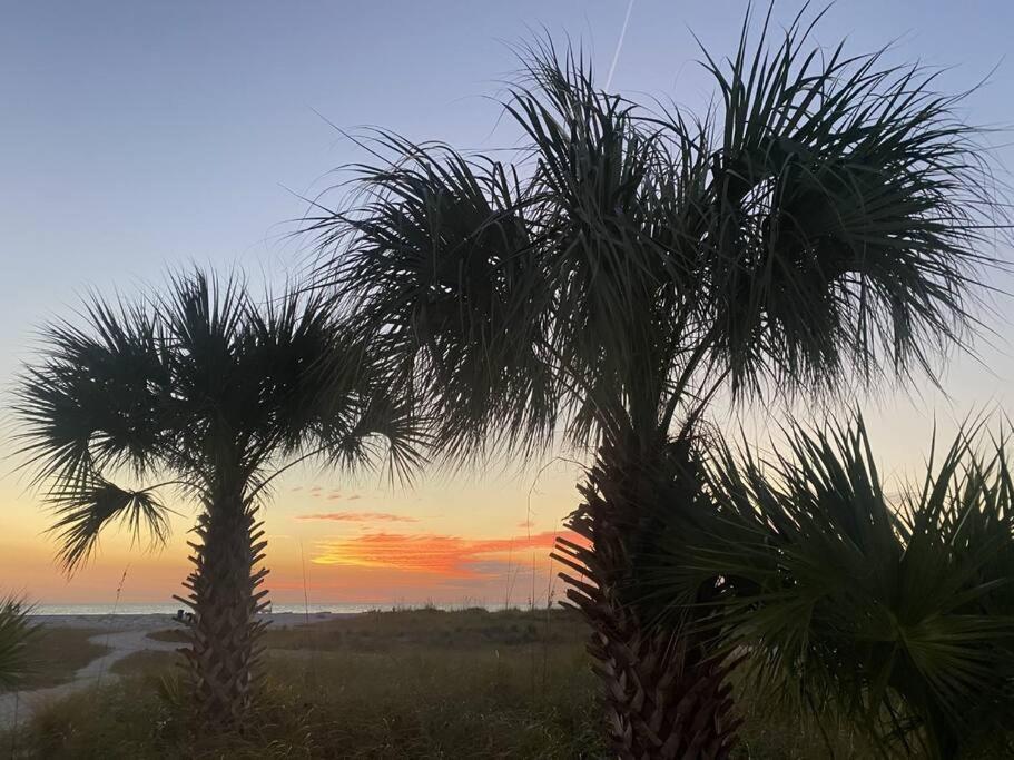 Beachfront Condo On Quiet Treasure Island- 1 Bed St. Pete Beach Buitenkant foto