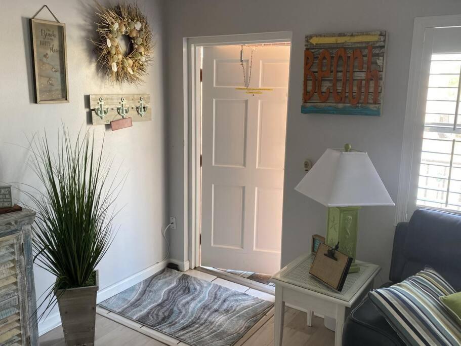 Beachfront Condo On Quiet Treasure Island- 1 Bed St. Pete Beach Buitenkant foto
